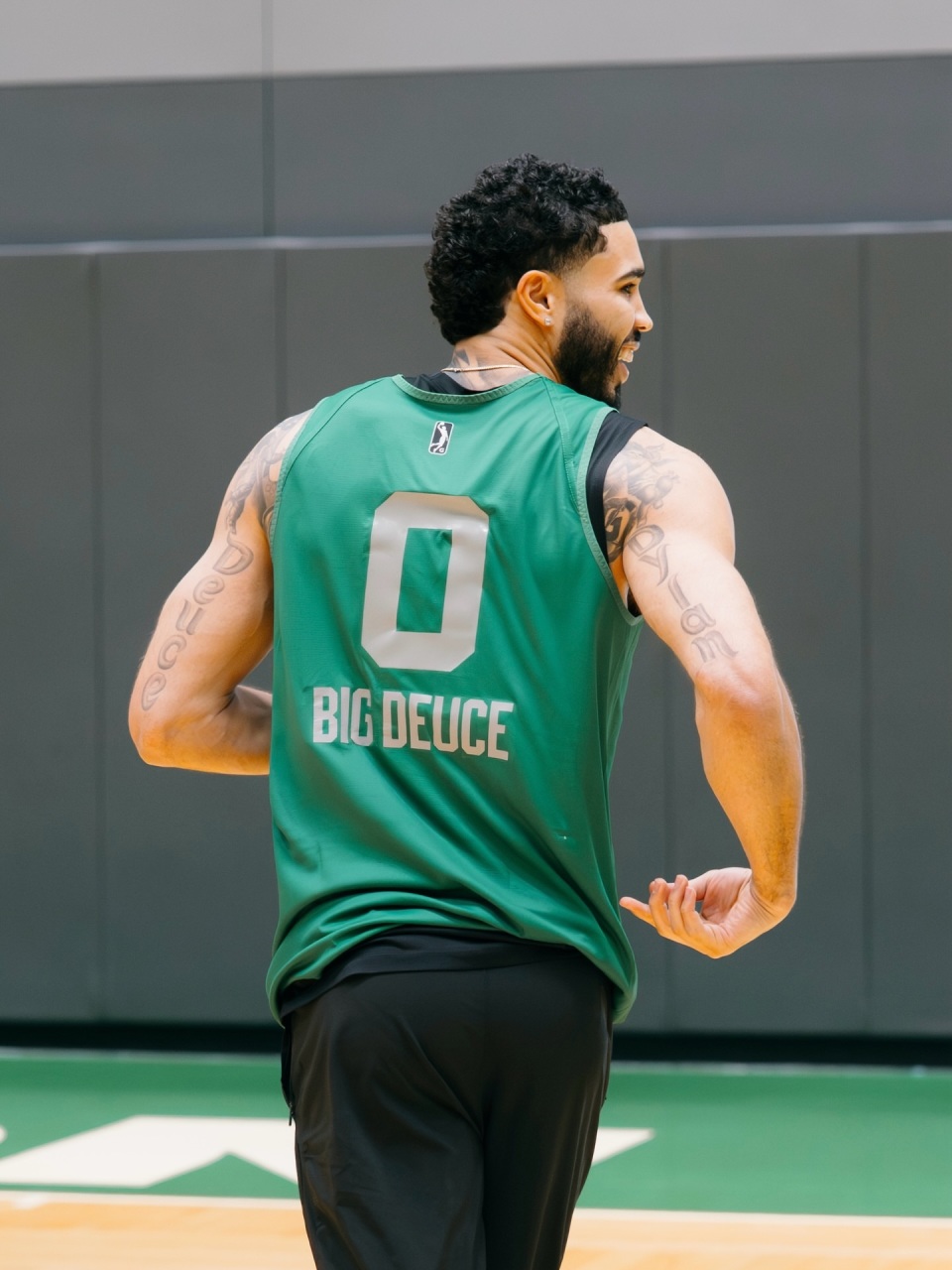 这也行？塔图姆在公牛比赛中突破纪录转会期费耶诺德再遭质疑，克里夫兰骑士防线松动备战足总杯